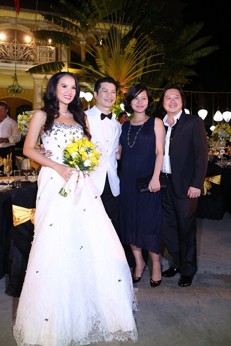Trong số 20 khách mời là nghệ sĩ, tiệc cưới của Dustin Nguyễn còn có sự tham dự của vợ chồng nữ diễn viên Đỗ Hải Yến, người từng cùng với anh làm nên dấu ấn trong phim Cánh đồng bất tận.