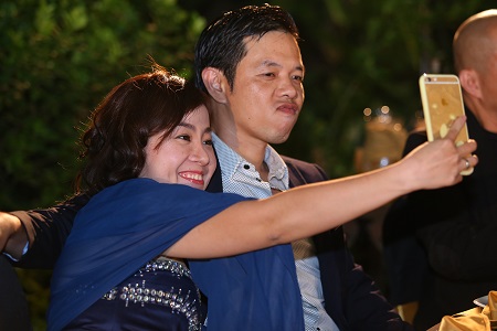 Ngoài ra, nam diễn viên 'triệu đô' Thái Hòa, người thường xuyên góp mặt trong các bộ phim của Dustin Nguyễn cũng không thể thiếu trong đêm tiệc này.