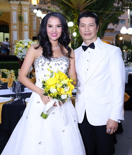Tối 21/3, nam diễn viên Để Mai Tính và cựu người mẫu Bebe Phạm đã có một tiệc cưới ấm cúng nhưng không kém phần sang trọng sau 4 năm bí mật đăng ký kết hôn và đã có 2 con.