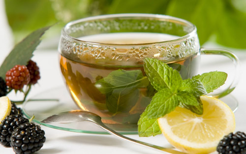 Các loại trà thảo dược nóng như trà chanh hoặc trà hoa cúc pha thêm chút mật ong cũng rất tốt cho chứng ho đờm, giúp bạn thoát đờm một cách tự nhiên.