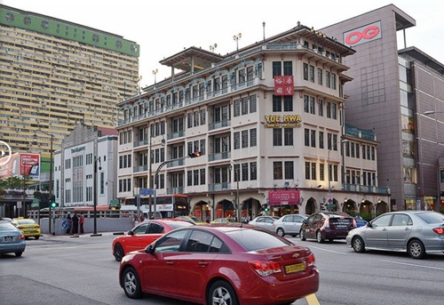 Tòa nhà Yue Hwa ngày nay đã được trang hoàng mới hơn, cảnh quan cũng có nhiều thay đổi khi nhiều chiếc xe hơi hiện đại hơn lưu thông ở khu vực này.