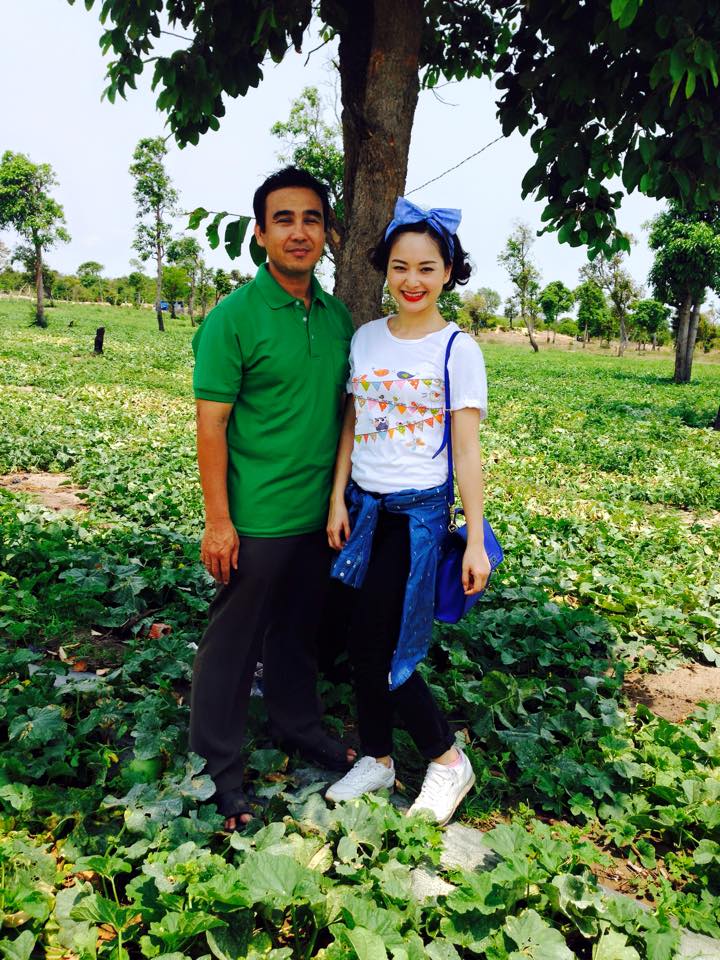 MC, diễn viên Quyền Linh và diễn viên Lan Phương đi làm nông trong một chương trình truyền hình thực tế.