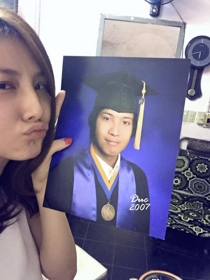 Diễm My khoe ảnh bạn trai ngày mới tốt nghiệp đại học, cô cầm bức ảnh và chia sẻ vui là 'em trai'.