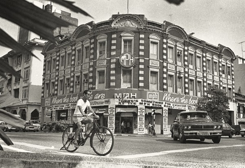 Năm 1983, tòa nhà MPH Tọa lạc trên ngã tư đường Stamford từng là hiệu sách cổ nhất Singapore.