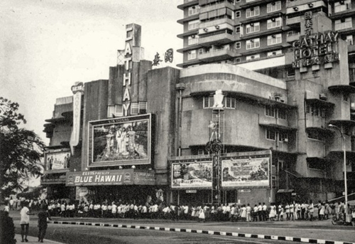Rạp chiếu phim Cathay được xây dựng từ năm 1939, được xem là tòa nhà chọc trời của Singapore. Vào thời điểm năm 1960, nó được sử dụng một nửa làm rạp chiếu phim, một nửa là khách sạn.