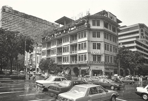 Tòa nhà Yue Hwa nằm tại góc phố Eu Tong Sen năm 1985