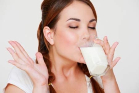 Sữa là nguồn thực phẩm ưu tiền hàng đầu trong các thực phẩm phòng chống loãng xương, giúp xương chắc khỏe vì trong sữa có nhiều canxi, thành phần cấu thành nên xương.