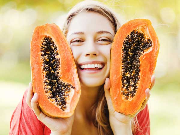 Một số loại hoa quả tốt cho người bị đau khớp như đu đủ, dứa, chanh, bưởi. Các loại trái cây này cung cấp men kháng viêm và sinh tố C, có thể kích thích tế bào sụn sinh trưởng collagen là thành phần protein chủ yếu của gân, sụn, xương.