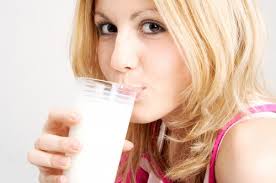Tiêu thụ các thực phẩm từ sữa ít béo như sữa chua, pho mát... có thể làm tăng sức mạnh của xương. Thực phẩm này giàu cả canxi và vitamin D. Vitamin D rất cần thiết cho việc hấp thụ canxi và thúc đẩy hệ miễn dịch.
