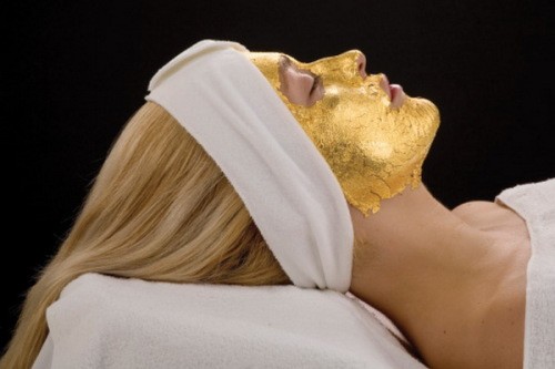 Dịch vụ đắp mặt nạ vàng: Mặt nạ bằng vàng 24 carat được cho là có tác dụng hồi sinh và trẻ hóa làn da. Tại Dubai, nhiều người sẵn sàng chi tới 7.000 đôla để sử dụng dịch vụ này.