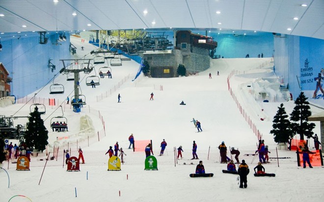 Dốc trượt tuyết trong siêu thị: Khó ai có thể tưởng tượng ra cảnh trượt tuyết ở một nơi nắng nóng quanh năm như Dubai. Hẳn các du khách sẽ rất kinh ngạc khi tới khu trượt tuyết trong nhà Ski Dubai, khu này nằm trong siêu thị Emirates.