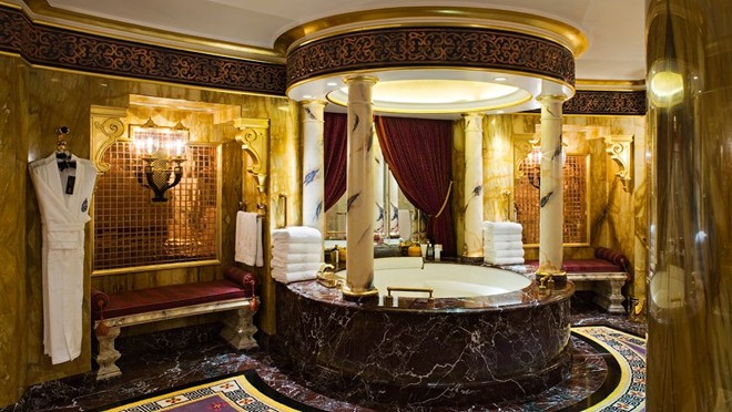 Khách sạn dát vàng: 1.965 m2 bên trong khách sạn Burj Al Arab được phủ những lá vàng 24 carat, từ chân ghế cho tới 28.000 chân bóng đèn. Tuy bị chỉ trích vì sự phô trương, nơi đây đã được các tỷ phú nổi tiếng chọn làm nơi nghỉ ngơi.
