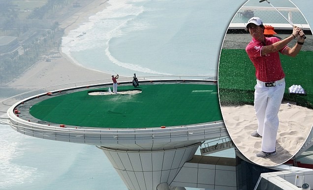 Sân golf ở lưng chừng trời: Nằm trên nóc khách sạn Burj al Arab ở độ cao 300 m, đây là sân golf cao nhất thế giới.