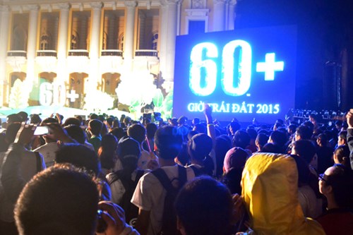 Ngay từ 19h30, đông đảo bạn trẻ tập trung tại Quảng trường Cách mạng Tháng 8 để chờ đón sự kiện Giờ Trái Đất.