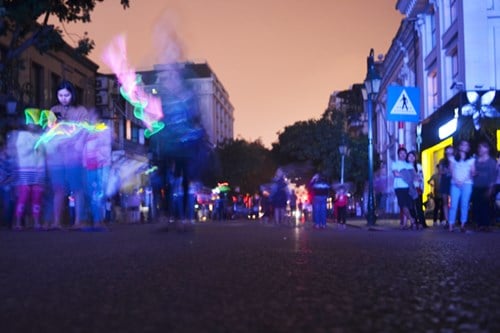 Phố Tràng Tiền tối đen. Hà Nội đồng loạt tắt đèn chiếu sáng, trang trí, biển quảng cáo trong một giờ tại một số khu vực công cộng, tuyến phố chính thuộc quận Hoàn Kiếm.