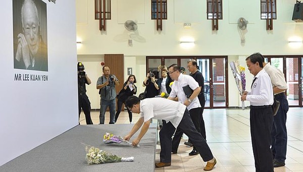 Nhiều người đặt hoa tưởng niệm ông Lý Quang Diệu tại khu trưng bày nghệ thuật ở câu lạc bộ cộng đồng Tanjong Pagar.