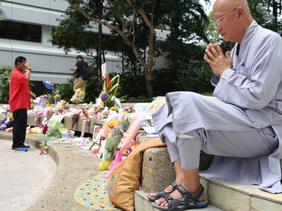 Nhiều người dân Singapore liên tục cầu nguyện và gửi lời cảm ơn sâu sắc tới 'Người cha lập quốc'.