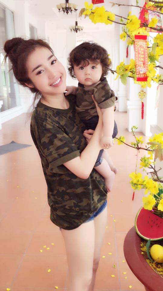 Mặc dù Elly Trần mới sinh con chưa lâu nhưng thân hình của người đẹp này vẫn chuẩn tới từng milimet.
