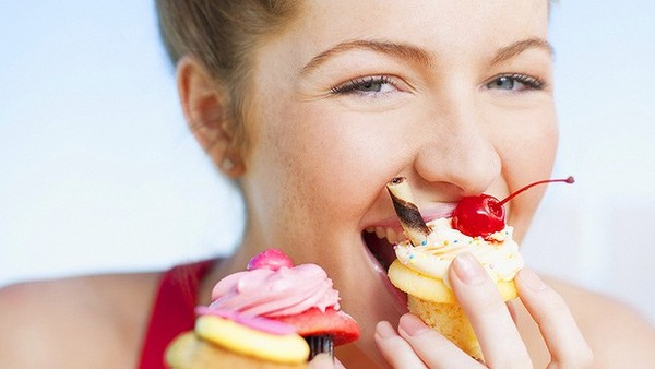 Ăn quá nhiều đồ ngọt không tốt cho tinh trùng. Lý do là khi bạn tiêu thụ nhiều đường, mức insulin trong cơ thể sẽ tăng vọt khiến bạn có cảm giác mệt mỏi và kiệt sức.