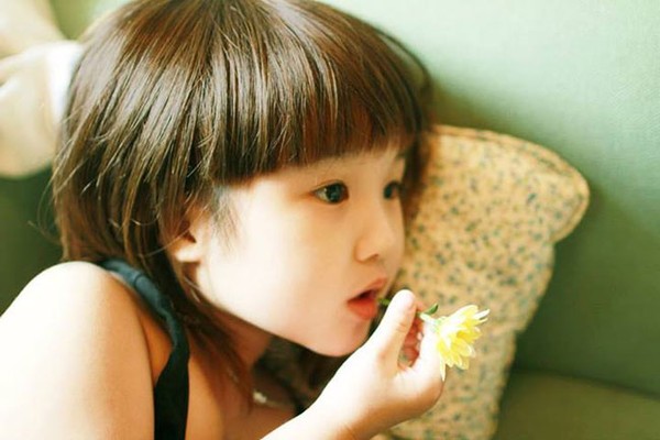 Linh Nhi sinh năm 2009, mới 6 tuổi nhưng đã rất dạn dĩ trong các bức hình do chính mẹ làm stylist.