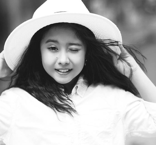 Cô 'búp bê' này đã khiến ban giám khảo cuộc thi The voice kids 2014 hết lời khen ngợi màn biểu diễn đầy sôi động với ca khúc từng là bản hit nổi tiếng của ca sỹ Thu Minh - 'Bay'.