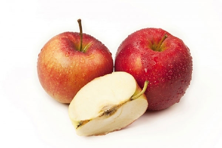 Táo có công dụng giữ ẩm cho da, vitamin C trong táo có thể ức chế sự tấn công của các sắc tố tối màu trên bề mặt da.