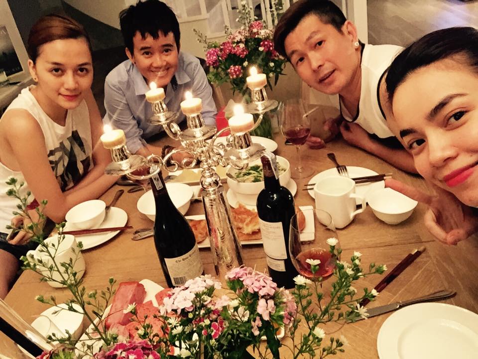 Bữa tối cực kỳ lãng mạn sau khi đi diễn về của Hồ Ngọc Hà với nhạc sĩ Uyên Phương, Thiều Bảo Trâm và một người bạn.