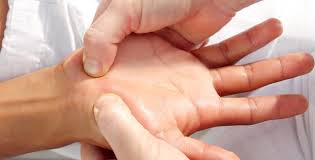 Trong phần lớn các trường hợp, khi da của lòng bàn tay trở nên dày và có màu trắng với nếp nhăn rõ rệt thì càng có nhiều khả năng bạn bị ung thư phổi. Bạn nên đi khám để xác định tình trạng bệnh của mình.