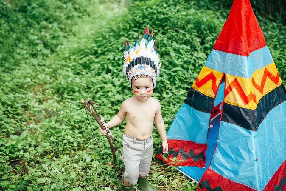 Hình ảnh 'thổ dân da đỏ' do Rio hóa thân vô cùng ngộ nghĩnh và đáng yêu.