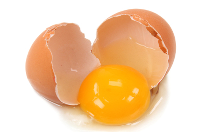 Lòng trắng trứng giúp làm săn chắc da và tạo độ mềm tự nhiên cho da, đồng thời làm sạch chất nhờn, se khít lỗ chân lông và ngăn ngừa mụn, sạch nám, trắng da.
