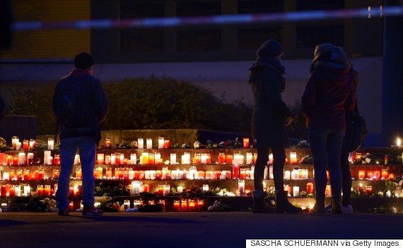 Xót xa những giọt nước mắt, ngập tràn hoa và nến tưởng niệm các hành khách xấu số trên chuyến bay 4U 9525 của hãng Germanwings rơi ở miền Nam nước Pháp ngày hôm qua (24/3).