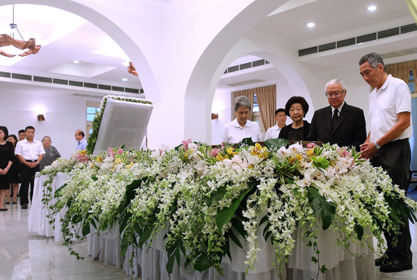 Lễ di quan diễn ra trang trọng với sự hiện diện của nhiều đại diện quân đội, chính phủ và gia đình ông Lý cùng đông đảo người dân Singapore.