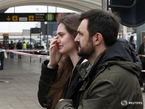 Ngay khi nhận được thông báo về vụ việc, rất nhiều người thân của các hành khách trên chuyến bay xấu số đã có mặt tại sân bay ở thành phố Dusseldorf (Đức) và sân bay El Prat, Barcelona (Tây Ban Nha) để ngóng chờ tin tức về người thân.