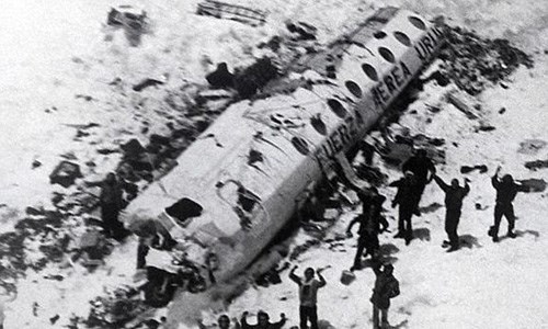 Ngày 13/10/1972, chuyến bay mang số hiệu 571 của Không quân Uruguay chở theo 45 người, trong đó có đội bóng bầu dục quốc gia Uruguay trên đường tới Chile tham gia thi đấu đã đâm vào đỉnh Cerro Seller trên dãy Andes.