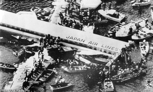 Ngày 12/8/1985, chuyến bay 123 của hãng hàng không Nhật Bản chở 520 người cất cánh từ sân bay quốc tế Tokyo (Haneda) đến sân bay quốc tế Osaka đã đâm vào khe núi Takamagahara tại Ueno, tỉnh Gunma chỉ sau 44 phút cất cánh.