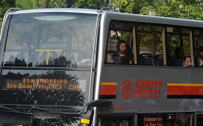 Chiếc xe bus đi qua Tòa nhà Quốc hội chạy hàng chữ 'Tiễn biệt ông Lý Quang Diệu'