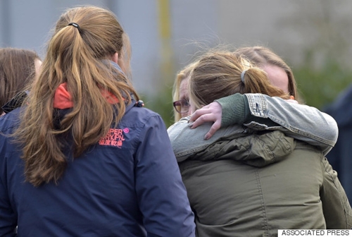 Hai cô gái ôm ở phía trước trường Trung họcJoseph-Koenig-Gymnasium ở Haltern, miền tây nước Đức hôm 24/3.