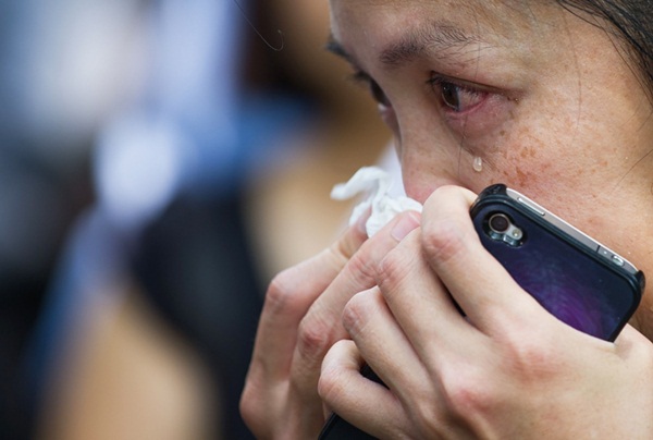 Nhiều giọt nước mắt lăn dài trên má người dân Singapore.