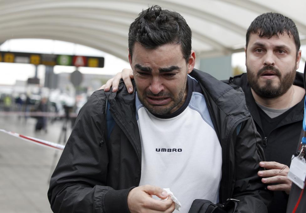 Một người đàn ông vô cùng đau khổ khi biết tin, có thể tất cả những người có mặt trên chuyến bay đều không thể sống sót tại sân bay El Prat ở Barcelona.
