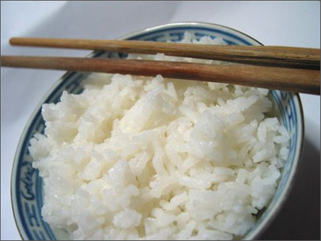 Nếu dạ dày của bạn lộn xộn, các thực phẩm giàu chất xơ như gạo hoặc khoai tây luộc sẽ giúp cải thiện tình hình.