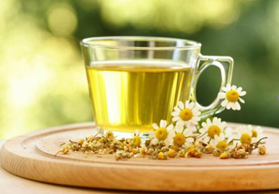 Một tách trà ấm, bạc hà và hoa cúc được chứng minh có những đặc tính giúp chữa bệnh liên quan đến dạ dày. Bạc hà kích thích kênh sản xuất antipain tại đại tràng, chống lại buồn nôn và hỗ trợ giảm bớt các triệu chứng liên quan đau dạ dày.
