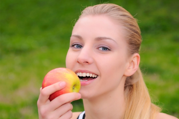 Ăn một quả táo sau khi ăn tối là điều tuyệt vời vì táo sẽ làm sạch và làm xói mòn các hạt thức ăn tích lũy giữa hai hàm răng.