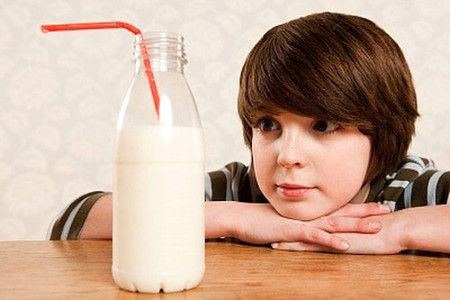 Sữa là nguồn cung cấp canxi dồi dào giúp răng chắc và khỏe. Bên cạnh đó, sữa cũng rất giàu vitamin D, phốt pho giúp hàn gắn men răng. Sữa đậu nành là lựa chọn tốt cho những người không thích sữa có đường.