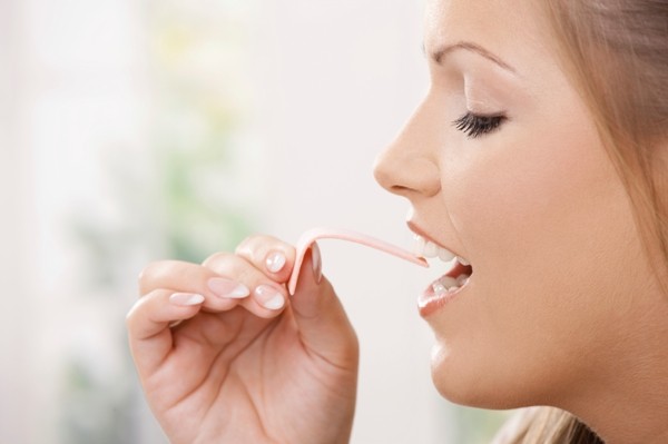 Kẹo cao su không đường có ích trong việc sản xuất nước bọt trong miệng. Nước bọt được hình thành bởi các vi khuẩn thân thiện trong miệng là thứ cần thiết để chống lại các axit.