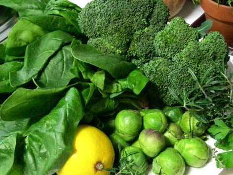Các loại rau lá xanh như rau bina, cải xoăn rất giàu vitamin K và chất xơ. Ăn nhiều rau xanh sẽ giúp bạn nhanh no mà không ảnh hưởng đến vòng eo của bạn.