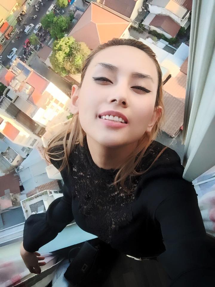 Siêu mẫu Võ Hoàng Yến hào hứng selfei ở nhà bạn khi có thể nhìn cả một góc thành phố HCM.