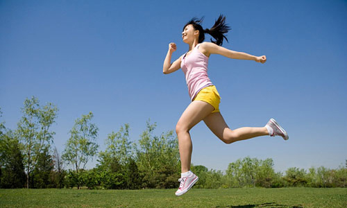 Vận động quá nhiều: Hay gặp mất kinh ở những phụ nữ luyện tập thể thao căng thẳng. Hormone leptin báo cho não biết tỷ lệ mỡ của cơ thể và tỷ lệ này ảnh hưởng đến kinh nguyệt.