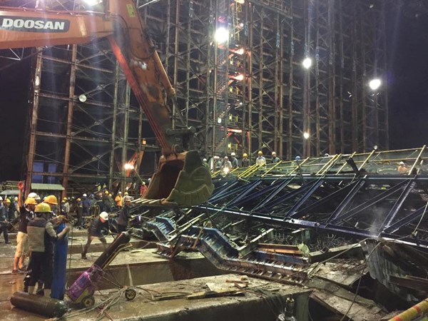 Vào khoảng hơn 20h tối 25/3, tại khu vực công trình đúc giếng chìm của Công ty Samsung, thuộc công trường Formosa (Hà Tĩnh) đã xảy ra vụ sập giàn giáo kinh hoàng.