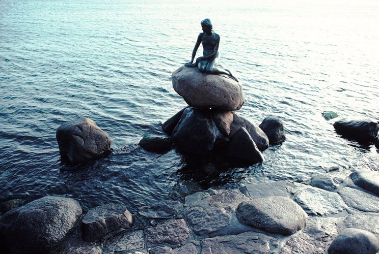 Bức tượng nàng tiên cá tại Đan Mạch.
