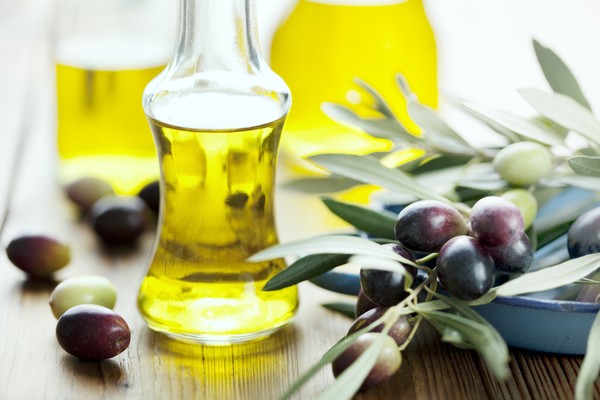 Salad không thể ngon nếu thiếu dầu oliu?  Dầu oliu thực tế có khả năng làm tăng hấp thụ chất dinh dưỡng và làm giảm cholesterol của cơ thể.